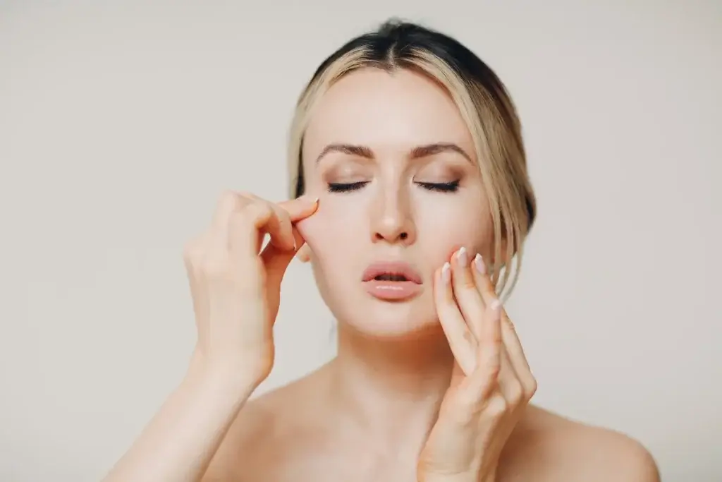 Multani Mitti Uses for Face & Skin Whitening - How to Use & Benefits 6 Tightens Skin and Fights Wrinkles