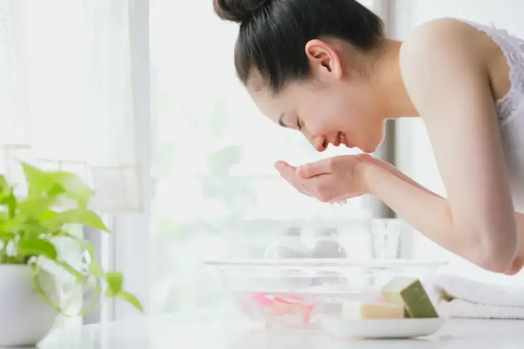 Cleanser vs. Face Wash For Dry, & Oily Skin Benefits 2 Cleanser or Face Wash - Which is First?