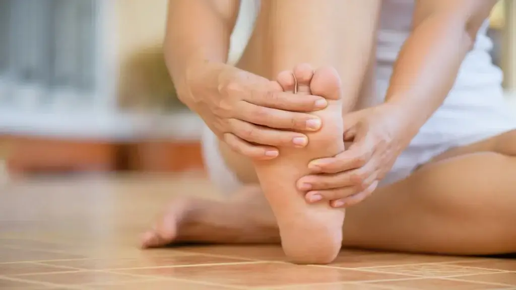 फटी एड़ियों को 7 दिन में ठीक करने का दादी माँ का नुस्खा 1 एड़ी फटने का कारण और उपचार?